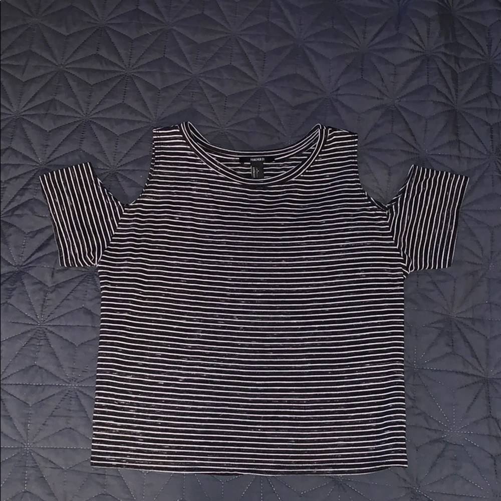 Off-the-shoulder black and white tee SIZE L